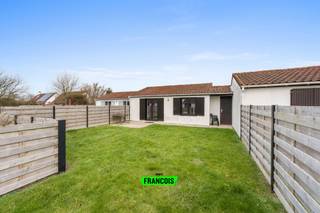 Gelegen vlakbij het centrum van De Haan vinden we dit polderhuisje te koop. <br /><br />Door de ideale ligging is deze vakantiewoning zeer rustig gelegen, maar toch op wandelafstand van het centrum, de winkels, het strand en de duinbossen. Het vakantiehuis is gelegen in een park met tal van faciliteiten waaronder zwembad, tennisvelden, voetbalplein,...<br /><br />De tuin is volledig zuid-gericht en biedt heel veel privacy. In de tuin is een ruime berging aanwezig met aansluiting voor de wasmachine en heel wat extra stockageruimte om fietsen en tuinstoelen op te bergen. De tuin kan u ook betreden via een achterpoortje. De afsluiting rondom de tuin is ook volledig vernieuwd. <br /><br />Dit polderhuisje bestaat uit twee slaapkamers, een ruime living met open keuken, een badkamer en apart toilet. Daarnaast is zowel het raamwerk achteraan als de voordeur nog maar vernieuwd met PVC materialen. <br /><br />Wenst u een afspraak? Neem dan zeker contact op met Victor via het nummer +32 470 64 60 28 of mail naar victor@immofrancois.be. <br /><br />Wenst u een gratis waardebepaling van uw woning of appartement? Neem dan gerust contact op. <br /><br />Bewoonbare oppervlakte is steeds indicatief aan het EPC-attest. <br /><br />