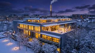 Vlakbij de Quartier Bleu en het centrum van Hasselt ligt deze mooie ruime loft met originele inrichting en afwerking.<br />Deze loft heeft een bewoonbare oppervlakte van 202 m2 met 2 grote terrassen van resp. 67 m2 en 32 m2.<br />De grote raampartijen aan de voor- en achterzijde zorgen voor een uitzonderlijke lichtinval.<br /><br />Gelegen op de eerste verdieping in de Residentie Blue Lofts. Deze loft is zeer rustig gelegen aan de zij- en achterkant van het gebouw met mooi zicht op groen.<br /><br />Mooie inkomhal met ingebouwde vestiaireruimte en apart toilet. Volledig uitgeruste maatkeuken met Miele toestellen: koelkast, diepvries, 2 ovens, ingebouwde koffiezet, vaatwasser, inductiekookplaat en dampkamp.<br />Zeer grote leefruimte met centraal een volledig met leder beklede box met daarin de masterbedroom met dressing en ensuite badkamer. Deze is zeer mooi afgewerkt met inloopdouche en stoomcabine. De box is volledig afsluitbaar van het woongedeelte en heeft ook een aparte toegang vanuit de hal.<br /><br />Zowel aan de linker- als rechterzijde van de loft zijn er verschillende bergruimtes voorzien, allen weggewerkt achter een met leder beklede wand.<br /><br />Zeer ruim zuidelijk geörienteerd terras van 67 m2 aan de leefruimte met zicht op groen en het tweede terras heeft een oppervlakte van 32 m2 en ligt aan de achterzijde.<br /><br />De loft is instapklaar en werd ingericht met kwalitatieve design materialen.<br /><br />Dubbele afgesloten garage in de kelder met extra bergkasten. Deze is niet inclusief deze prijs inbegrepen.<br /><br />EPC: 193kWh/m2<br /><br />Buitengewone kenmerken:<br />- Zeer aangenaam ruimtelijk gevoel<br />- Volledig voorzien in maatwerk<br />- Bewoonbare oppervlakte van liefst 202m2<br />- Zeer goede ligging <br />- 2 Terrassen met een totale opp. van 99m2.<br />- Kleinschalige en zeer kwalitatieve residentie