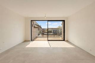 OPENDEUR: ZAT. 19/09 van 14u - 17u!Laatste 4 appartementen! Aankoop 6% btw mogelijk!Residentie Escautval is een exclusief nieuwbouwproject met een moderne architectuur en hoogwaardige, traditioneel gemetselde constructie. Dankzij 40 cm dikke muren met doorgedreven isolatie, ALU-ramen met superisolerend glas, een geïsoleerd zadeldak en akoestische isolatie geniet u van optimaal wooncomfort en rust. De 1 en 2-slaapkamerappartementen worden opgeleverd *klaar-voor-de-schilder*.De ruime terrassen (1,80 m tot 2,40 m breed) en zongeorienteerde leefruimtes zorgen voor maximaal licht en buitenbeleving. Verwarming en sanitair warm water gebeuren via een individuele lucht/water-warmtepomp met vloerverwarming, met actieve koeling en lage energiekosten als rechtstreeks voordeel. Ventilatiesysteem D met warmterecuperatie garandeert een gezond binnenklimaat.Elk appartement beschikt over zonnepanelen (voorziene E-peil E20) waardoor volledige vrijstelling van onroerende voorheffing gedurende 5 jaar wordt bekomen. De badkamers zijn luxueus afgewerkt met inloopdouche, dubbele wastafel en designmeubel. De volledig ingerichte keuken omvat kwaliteitsvolle toestellen.Verder een praktische “alles-uit”-drukknop, keramische vloertegels, parketvinyl in de slaapkamers, een individuele berging, fietsenstalling en parkeerplaatsen met voorziening voor laadpaal. De bovenste appartementen hebben een zolder (+/- 50 m²) als extra.