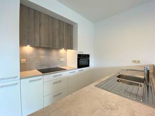 - Nabij winkels, supermarkt, openbaar vervoer en scholen- Woonkamer met unieke tegelvloer die in alle plaatsen doorloopt- De exclusieve open keuken...