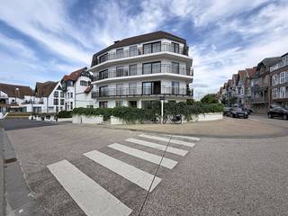 Twee slaapkamer appartement op topligging te Duinbergen.<br /><br />Indeling: lichtrijke woonkamer, aparte keuken, eerste slaapkamer met dubbel bed, tweede slaapkamer met stapelbed. badkamer met ligbad, toilet en lavabo. Groot zonneterras achteraan. Tuin vooraan.<br />Inclusief autostaanplaats in het gebouw.<br />Het appartement wordt gemeubeld verhuurd.<br />Huurprijs: 1500€ + 50€ voorschot syndickosten<br />