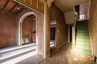Exclusieve renovatiekans op gegeerde locatie in HoveIn een van de meest gegeerde woonomgevingen van Hove, op een boogscheut van het centrum, bevindt...