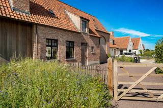 <p>De woning is gelegen aan het einde van een doodlopende straat in Moerkerke. Dé ideale plaats voor wie van de rust wil genieten en graag buurtwinkels in de directe omgeving heeft. Verder is het de ideale vertrekplaats voor een fietstocht of een wandeling in het groen + u bevindt zich op 10 minuten van Knokke en Brugge.</p>
<p>De woning scoort bijzonder goed qua energiezuinigheid (EPC: 9 kWh/m²) dankzij z’n warmtepomp, zonnepanelen, thuisbatterij, vloer-muur- en dakisolatie, ventilatie D, .. Daarnaast is de woning voorzien van 2 regenwaterputten van elk 10.000L .</p>
<p>Technisch: de woning is voorzien van basis domotica die bedienbaar is via scherm en app, elke slaapkamer kan apart ingesteld worden qua temperatuur, waterontharder, inbouw badkamer kraanwerk,…</p>
<p>Indeling: <br />Gelijkvloers: inkom met vestiaire, gastentoilet, leefruimte (zithoek met houtcassette - eetplaats), open keuken met kwaliteitstoestellen, keukenberging, garage met doucheruimte, afzonderlijke praktijk. De trap naar de eerste verdieping is een betonnen trap met eik bekleding.<br />Eerste verdieping: nachthal, 3 slaapkamers, badkamer (ligbad, douche, dubbel lavabomeubel) en technische berging.<br />Zolder: geïsoleerde bergzolder.</p>
<p>Buiten: oprit voor 2 wagens, grote tuin met zonneterrassen aangelegd in verschillende zones (o.a. met bloementuin) en hobbyruimte/tuinberging. Het is mogelijk een kleine weide extra te huren, aanpalend aan de tuin.</p>
<p>Van deze recente villa uw nieuwe thuis maken?</p>
<p>Contacteer Bonne Vastgoed 7 op 7 voor meer info of bezoek via info@bonnevastgoed.be of 0468/10.40.40. <br /><br /><br /><br /><br /></p>