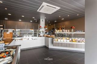 Deze goed draaiende bakkerij ( enige bakkerij in de buurt! ) biedt een mooie opportuniteit voor wie een eigen zaak wil uitbouwen of een bestaande activiteit wil verderzetten. De zaak beschikt over een prachtige winkel met een verzorgde uitstraling en een aangename sfeer.<br />Naast de winkelruimte beschikt het pand over een ruime parking voor de klanten en ook een inpandige garage en een praktische bijruimte, wat zorgt voor extra comfort en functionele mogelijkheden.<br />Een interessante kans om een gevestigde zaak over te nemen en verder te bouwen op het bestaande succes. Prijs is inculsief volledige inboedel, klaar om morgen te starten!