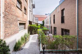 Dit charmante duplexappartement bevindt zich in de voormalige Makelarenplaats, gelegen in de Kloosterstraat, één van de meest karaktervolle en levendige straten van Antwerpen. De centrale ligging combineert een authentieke sfeer met een ruim aanbod aan winkels, gezellige horecazaken en culturele hotspots, allemaal op wandelafstand.<br /><br />Op het gelijkvloers bevindt zich de inkomhal met gastentoilet en praktische berging. Deze loopt door naar de lichtrijke leefruimte, waar de grote raampartijen zorgen voor een aangename lichtinval en een mooi contact met het gezellige terras. De parketvloer brengt extra warmte en sfeer in het geheel. Aansluitend bevindt zich de halfopen keuken, die voorzien is van voldoende opbergruimte en de nodige inbouwtoestellen.<br /><br />De eerste verdieping is ingericht met een ruime master bedroom, voorzien van airconditioning en tal van ingemaakte kasten. Daarnaast bevindt zich een tweede slaapkamer die, afhankelijk van uw wensen, perfect kan worden ingericht als extra slaapkamer, bureau of dressing. De badkamer is uitgerust met een dubbele wastafel met praktische opbergmogelijkheden en een ruime inloopdouche.<br /><br />Het appartement wordt volledig bemeubeld aangeboden en is daarmee ideaal voor wie op zoek is naar een instapklare en comfortabele stadswoning op een unieke locatie.<br /><br />Huurprijs: 1.699 EUR/maand<br />Kosten: 250 EUR/maand (incl. gas, water, elektriciteit & internet)<br />Beschikbaarheid: Onmiddellijk<br /><br />Interesse?<br />Contacteer LISTED voor een bezoek: +32 3 283 51 51.