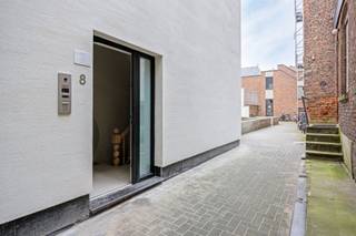 Dit ruime duplex-appartement op de derde verdieping, gelegen in het hartje van Leuven, bevindt zich in een kleinschalige residentie.Bij binnenkomst...