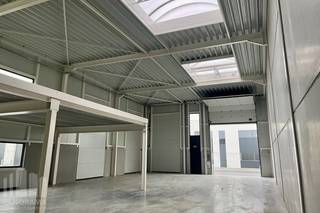 Nieuwbouw KMO-unit met een oppervlakte van 288 m² met een mezzanine van 69 m² en 5 privatieve parkeerplaatsen te koop. Strategisch gelegen op het industrieterrein 'Genk-Noord' in het centrum van Limburg, vlakbij de op- en afritten 30 'Park Midden Limburg' en 31 'Genk centrum' van de E314.<br /><br />Het magazijn met een vrije hoogte van +/- 6,5 m is voorzien van twee automatische sectionale poort (4 m x 4,5 m), een polybetonvloer (2,5 t/m²), lichtstraat met rookluik, septische put, raampartijen en LED-verlichting. Dankzij de aanwezigheid van de twee sectionale poorten (1 aan de voorzijde en 1 aan de achterzijde) kan er een flow gecreëerd worden. Het bedrijfsgebouw is geschikt voor zowel opslag als productie en biedt dus een ideale omgeving om te ondernemen. De unit maakt deel uit van de gloednieuwe KMO-ontwikkeling 'Green Business Woudpark' bestaande uit 39 duurzame KMO-units.<br /><br />Contacteer PANORAMA B2B voor bijkomende inlichtingen of een vrijblijvend plaatsbezoek 011 220 500.