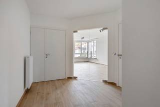Located on Troyentenhoflaan in a quiet and pleasant residential area of Berchem, this stylishly renovated first-floor apartment offers modern comfort in a prime location. The entire building has recently been completely refurbished, both inside and out, giving it a well-maintained and contemporary appearance.
Upon entering the apartment, you are immediately welcomed by the bright living area, finished in a modern and timeless style with white accents and high-quality materials. The open-plan kitchen seamlessly connects to the living space and is fully equipped with all modern conveniences. Large windows provide an abundance of natural light, creating a warm and inviting atmosphere throughout the apartment. The property further comprises two full-sized bedrooms located at the rear, a modern bathroom with a walk-in shower, a separate guest toilet, and a practical storage room offering additional storage space as well as connections for a washing machine and dryer.
In addition, there is the possibility to rent a private garage box for €125 per month.
Private utility meters. Energy-efficient property with a favourable EPC rating. Low common charges. Available immediately.