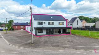 Bij ImmoFusion 7/7 “open huis” : klik op onze 3D-TOUR.<br />Ervaar vastgoed alsof je er zelf doorloopt!<br /><br />Dit veelzijdige pand biedt tal van mogelijkheden voor ondernemers en investeerders die op zoek zijn naar een combinatie van werken en wonen, of naar een interessante opbrengsteigendom.<br /><br />Het handelspand beschikt over een grote open ruimte die flexibel kan worden ingericht, bijvoorbeeld als winkel, showroom, kantoor of fitnessruimte. Daarnaast is er een aparte bureauruimte aanwezig, ideaal voor administratie of klantgesprekken. De grote keuken is voorzien van de nodige aansluitingen en biedt voldoende ruimte voor dagelijks gebruik of personeel.<br /><br />Bij het pand horen twee vergunde studio’s, gelegen op het verdiep. Beide studio’s zijn geschikt als opbrengsteigendom en kunnen, mits opfrissingswerken, een mooi rendement opleveren. Dit maakt het geheel ook interessant voor wie wil investeren in huurvastgoed.<br /><br />Het pand beschikt over een kelder, wat extra opslagmogelijkheden biedt. Rondom is er ruime parkeergelegenheid, wat zowel voor klanten als bewoners een groot pluspunt is. De ligging is bovendien uitstekend: aan een drukke verbindingsweg, met snelle toegang tot het Klaverblad en goede verbindingen naar omliggende gemeenten. In de directe omgeving bevinden zich buurtwinkels, sportfaciliteiten en andere kantoren, wat zorgt voor een levendige en commerciële sfeer.<br /><br />Pluspunten:<br />- Grote multifunctionele handelsruimte<br />- Twee vergunde studio’s met potentieel<br />- Aparte bureauruimte en ruime keuken<br />- Veel parkeergelegenheid en kelderruimte<br />- Zeer goede bereikbaarheid en ligging<br /><br />Kortom, dit handelspand met twee studio’s is een unieke kans voor wie op zoek is naar ruimte, bereikbaarheid en potentieel. Neem gerust contact op voor meer informatie of een bezichtiging.<br /><br />Voor een bezichtiging ter plaatse of meer info, bel ons op 078/78.78.70, of kom gewoon binnen op ons kantoor, steeds welkom!