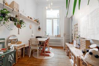 <p><span>In de Filomenastraat woon je op een centrale locatie in Zurenborg, met alles wat de stad te bieden heeft binnen handbereik. Winkels, horeca, scholen en openbaar vervoer bevinden zich vlakbij en ook met de fiets bereik je vlot het historische stadscentrum. Een levendige stadsomgeving die gekenmerkt wordt door charmante straten en statige herenhuizen.</span></p><p><span>Achter de karaktervolle natuurstenen gevel gaat een verrassend ruime herenwoning schuil, waar authentieke elementen meteen de aandacht trekken. Hoge plafonds, sierlijsten, houten plankenvloeren, marmeren schouwen en de originele traphal geven de woning haar typische charme. Niet toevallig, want deze bijzondere woning is beschermd als monument en maakt deel uit van het architecturale erfgoed van Zurenborg. Het pand werd in 1889 ontworpen door architect Ernest Stordiau en vormt een bijzonder voorbeeld van de Florentijnse renaissancestijl.</span></p><p><span>Technisch werden reeds verschillende zaken aangepakt. Zo werd het dak in 2024 onder handen genomen en werd ook de achtergevel geïsoleerd. De ramen in de leefruimte werden in 2007 vernieuwd en de elektrische installatie is conform.</span></p><p><span>Via de inkomhal bereik je de leefverdieping. De woonkamer van 24 m² geniet dankzij de hoge plafonds en grote raampartijen van een aangenaam ruimtelijk gevoel. Achteraan bevindt zich de aparte keuken van 8 m², uitgerust met de nodige toestellen en een nieuw Smeg-fornuis met gasvuren.</span></p><p><span>Het souterrain biedt heel wat extra bruikbare ruimte. Vooraan bevindt zich een berging/wasplaats van 11 m², terwijl de kamer achteraan 10 m² groot is en zich uitstekend leent als extra hobby-, speel- of werkruimte. Verder is er een apart toilet te vinden en heb je achteraan toegang tot de buitenruimte.</span></p><p><span>Op de tussenverdieping bevindt zich de badkamer van 4 m², voorzien van een douche, dubbel lavabomeubel en toilet.</span></p><p><span>De eerste verdieping telt twee slaapkamers van 20 m² en 12 m². Ook hier zorgen de houten vloeren, hoge plafonds en karaktervolle elementen voor de typische uitstraling van de woning.</span></p><p><span>Nog een verdieping hoger vind je twee bijkomende slaapkamers van 19 m² en 11 m². Vanuit de achterste kamer leidt een trap naar de absolute bonus van de woning: een ruime mezzanine van maar liefst 27 m² onder het dak: ideaal als extra slaapruimte, bureau, hobbykamer of polyvalente ruimte.</span></p><p><span>Een bijzondere herenwoning waar ruimte, authentiek karakter en een stukje Antwerpse architectuurgeschiedenis samenkomen. Mis deze kans niet!</span></p><p><span>Bewoonbare opp. 205 m² ref.: bruto vloeropp. EPC. Voor meer info of een gratis schatting surf naar www.hansimmo.be</span></p><p><span> </span></p>