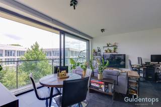 <p>Dit stijlvol afgewerkte en instapklare 1-slaapkamerappartement is gelegen in het populaire woonproject The Mills aan de Drie Eikenstraat 449 te Edegem. Het appartement bevindt zich op de tweede verdieping en combineert een uitstekende ligging met hedendaags wooncomfort en een kwalitatieve afwerking.</p><p>De lichtrijke leefruimte met grote raampartijen zorgt voor een aangename, open sfeer en veel natuurlijk licht. De volledig uitgeruste keuken sluit mooi aan op de leefruimte. Verder beschikt het appartement over een ruime slaapkamer met plaats voor een dubbel bed en grote kast, een verzorgde badkamer, een apart gastentoilet en een praktische berging met aansluiting voor wasmachine en droogkast.</p><p>Gelegen op een toplocatie in The Mills woont u hier rustig, met alle voorzieningen zoals winkels, openbaar vervoer, scholen en belangrijke invalswegen in de onmiddellijke nabijheid. Daarnaast zijn er in de omgeving voldoende parkeermogelijkheden.</p><p>Dankzij het recente karakter van het gebouw geniet u van alle voordelen van hedendaags wonen, inclusief energiezuinig comfort en lage gemeenschappelijke kosten. De aankoop gebeurt bovendien onder registratierechten (geen btw), wat een belangrijk financieel voordeel biedt.</p><p>Troeven:</p><ul><li>Ruim 1-slaapkamerappartement</li><li>Topligging in The Mills te Edegem</li><li>Instapklaar en kwalitatief afgewerkt</li><li>Lichtrijke leefruimte</li><li>Volledig uitgeruste keuken</li><li>Ruime slaapkamer</li><li>Berging met aansluiting wasmachine/droogkast</li><li>Veel parkeermogelijkheden in de buurt</li><li>Nabij winkels, openbaar vervoer en invalswegen</li><li>Lage maandelijkse gemeenschappelijke kosten</li><li>Aankoop onder registratierechten (geen btw)</li></ul><p>Zowel geschikt voor eigen bewoning of als interessante investering.</p>