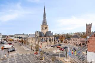 Dit appartement, gebouwd in 1994, ligt op een toplocatie in het hart van Waregem, met winkels, horeca en openbaar vervoer op wandelafstand. Dankzij...