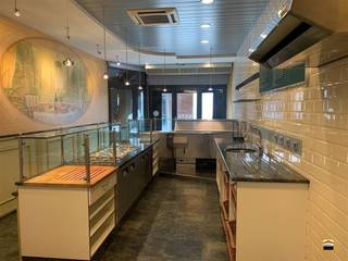 2 handelspanden met bovenliggend duplex-appartementin centrum Tongeren (2 huisnummers) Pal in het centrum van Tongeren vinden we deze handelszaak met...