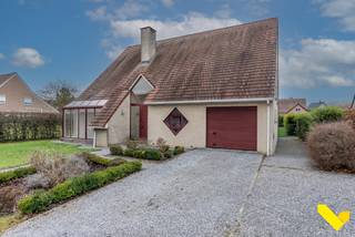 Instapklare woning met grote tuin.We betreden deze instapklare woning via een grote inkomhal, om zo verder te gaan naar de grote leefruimte. Deze is...