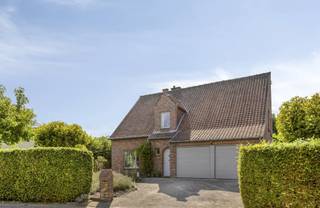 <h3>Charmante villa met 4 slaapkamers, dubbele garage en zuidgerichte tuin nabij Leuven<br /><br /></h3>
<p>Deze aangename<span> </span><strong>open bebouwing (villa)</strong><span> </span>uit 1978 is gelegen op een mooi perceel van ca.<span> </span><strong>7a 43ca</strong><span> </span>in een rustige en residentiële verkaveling, op een boogscheut van Leuven en het centrum van Bertem. De woning biedt ca.<span> </span><strong>240 m² bewoonbare oppervlakte</strong><span> </span>en combineert ruimte, comfort en een groene, charmante omgeving.<br /><br /></p>
<p>Via de inkomhal komt u in de ruime en gezellige<span> </span><strong>L-vormige leefruimte</strong>, waar de houtkachel voor extra sfeer en warmte zorgt. Aansluitend bevindt zich de<span> </span><strong>nieuwe keuken (2025)</strong>, praktisch ingericht en klaar om volop van te genieten. Verder beschikt de woning over een handige<span> </span><strong>berging/wasplaats</strong><span> </span>en een ruime garage met plaats voor<span> </span><strong>twee wagens</strong>.<br /><br /></p>
<p>Op de verdieping bevinden zich<span> </span><strong>vier slaapkamers</strong>, elk voorzien van een onderhoudsvriendelijke laminaatvloer. De<span> </span><strong>recente badkamer (2023) </strong>met inloopdouche biedt modern comfort.<br />Extra bergruimte is er in de<span> </span><strong>grote, geïsoleerde stockagezolder</strong><span> </span>en in de kelder.<br /><br /></p>
<p>Een absolute troef is de<span> </span><strong>zuidgerichte tuin</strong>: een heerlijke, groene plek waar rust en ontspanning centraal staan. Het aangelegde terras nodigt uit tot gezellige momenten buiten, terwijl de<span> </span><strong>petanquebaan</strong><span> </span>zorgt voor een extra recreatieve toets.<br /><br /></p>
<p>De woning is bovendien uitgerust met<span> </span><strong>centrale verwarming op gas</strong>, PVC-buitenschrijnwerk met vliegenramen,<span> </span><strong>12 zonnepanelen (2018)</strong>, een<span> </span><strong>regenwaterput van 5.000 liter</strong><span> </span>en een alarmsysteem.<br /><br /></p>
<p>De ligging is bijzonder gunstig: rustig en residentieel, maar tegelijk vlot bereikbaar. Leuven en Bertem-centrum bevinden zich vlakbij en ook de aansluitingen met de<span> </span><strong>E40 en E314</strong><span> </span>zijn snel bereikbaar. Scholen, Bertembos,<span> <strong>I</strong></span><strong>mec</strong><span> </span>en de<span> </span><strong>KU Leuven</strong><span> </span>bevinden zich eveneens in de nabije omgeving.<br /><br /></p>
<p><strong>Een ruime en karaktervolle gezinswoning met vier slaapkamers, dubbele garage, zuidgerichte tuin en uitstekende bereikbaarheid — ideaal voor wie rustig wil wonen met alle voorzieningen en de stad binnen handbereik.</strong></p>