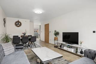 Ben je op zoek naar een instapklaar duplexappartement met twee slaapkamers en een zonnig terras in Hamme? Of ben je op zoek naar een interessante investering met een aantrekkelijk verhuurpotentieel? Dan is dit appartement zeker een bezoek waard.<br /><br />Dankzij de gunstige ligging, vlak bij het centrum van Hamme en op wandelafstand van winkels, scholen en openbaar vervoer, geniet je hier van alle comfort. Bovendien overtuigt het appartement met een lichtrijke leefruimte, twee volwaardige slaapkamers en een aangenaam terras waar je in alle rust kan genieten.<br /><br />Troeven van dit appartement op een rijtje<br />- Energiezuinig met EPC B <br />- Lichtrijke open leefruimte <br />- Centrale ligging centrum Hamme <br />- Privé fietsenberging achter het gebouw <br />- Instapklaar <br />- Apart toilet op het gelijkvloers en verdiep <br /><br />Heeft u vragen of plant u graag een bezichtiging in? Neem dan contact op via felix@uw-huis.be of neem telefonisch contact op tijdens de kantooruren via 052463803
