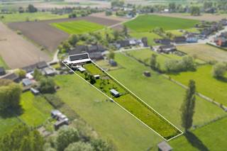 Te koop te Deux-Acren/Lessines <br /><br />Verkoopsinfo : Pieter Cardoen 0475 36 12 52, pieter@cornelis-goeman.be <br /><br />Deze aangename woning heeft maar liefst 259 m2 bewoonbare oppervlakte. <br />Op het gelijkvloers een inkomhal met aansluiten een leefruimte met toegang tot de keuken van waaruit u zicht heeft op de ruimte tuin. Verder op het gelijkvloers een badkamern en mogelijkheid om een slaapkamer te creëren waardoor u alle wooncomfort op de benedenverdieping kan voorzien. <br />Op de eerste verdieping mogelijkheid tot 4 slaapkamers, dit mede dank zijn de grote polyvalente ruimte, nu ingericht als sport en hobbyruimte. <br />Verder nog een inpandige garage en ruime parkeerplaats op het terrein<br />Aangename zuidwestgerichte tuin van meer van 2500 m2 grenst en kijk uit op de Natuurgebied de Rietbeemd. <br /><br />Bijkomende troeven <br />- Geen renovatieverplichting <br />- Geen verplichting tot het verwijderen van asbest <br />- Geen overstromingsgevoelig gebied <br />- op 15 min rijden van oprit E249 richting Brussel/Rijsel <br />- Op 8 min rijden van treinstation Moerbeke met o.a vlotte verbinding naar Brussel/Geraardsbergen<br /><br />Deze woning zal na akte gehuurd worden door de huidige eigenaar tot eind 2027, omwille van aankoop woonst in nieuwbouwproject. Na akte zal er een maandelijkse “huurvergoeding” betaald worden aan de nieuwe eigenaar.<br /><br />Interesse in bijkomende info ( kadaster, extra foto’s, .. ) of een bezoek ? <br />Klink dan op de button " infoaanvraag/afspraak" op deze pagina.