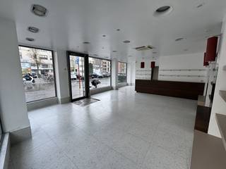 Vous rêvez d'une entreprise animée dans un endroit bien en vue ? Ce bâtiment commercial d'angle de 55 m² récemment rénové à Ostende constitue la base idéale pour votre entreprise. Situé à un angle stratégique, à deux pas du centre-ville animé, vous bénéficiez d'une visibilité maximale et d'un flux constant de passants.La vitrine spacieuse avec d'innombrables options de fenêtres garantit que vos produits ou services attirent immédiatement l'attention. La facilité de stationnement est assurée grâce aux nombreuses possibilités de stationnement à proximité immédiate, un atout absolu pour vos clients. À l'intérieur, vous pouvez profiter de tout le confort, grâce à la climatisation et aux stores automatiques qui garantissent un climat intérieur agréable.En plus de l'espace commercial spacieux, vous disposez d'un espace de stockage supplémentaire de 30 m², idéal pour l'inventaire ou comme espace de travail supplémentaire. Des installations sanitaires sont disponibles.Offre unique : il est possible de louer un appartement d'une chambre entièrement meublé au premier étage. Idéal pour ceux qui souhaitent combiner efficacement vie et travail.Les conditions de location incluent un dépôt de garantie de 3 mois. La taxe foncière est à la charge du locataire.Contactez-nous dès aujourd'hui pour visiter cette propriété commerciale à louer et découvrir les opportunités de votre réussite.