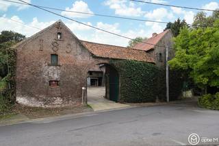 Droom je van een landelijke woonplek met geschiedenis, karakter en ruimte om je eigen plannen vorm te geven? Aan de Cabergstraat 2 in Mopertingen, Bilzen-Hoeselt, ontdek je deze hoeve uit 1891. Met een karakteristieke boogpoort, een sfeervolle binnenkoer en een perceel van 9961m² vormt dit een bijzonder vertrekpunt voor een prachtig renovatieproject.<br /><br />De hoeve beschikt momenteel over 264 m² bewoonbare oppervlakte. De historische uitstraling maakt dit een plek voor wie authentieke elementen waardeert en ze wil combineren met hedendaags wooncomfort.
<h1><strong><span>Indeling en buitenruimte</span></strong></h1>
Via de boogpoort bereik je de binnenkoer, het centrale hart van de hoeve geheel in landelijke uitstraling. De bestaande woonvertrekken en bijgebouwen bieden mogelijkheden om een indeling uit te werken die aansluit bij jouw woonwensen, rekening houdend met de bouwkundige toestand en de geldende voorschriften. Tijdens een bezoek ontdek je hoe de verschillende ruimtes zich tot elkaar verhouden.<br /><br />Ook buiten geniet je van een uitzonderlijk gevoel van ruimte en rust. Het uitgestrekte perceel van circa 9961m² biedt een prachtige groene omgeving met tal van mogelijkheden om volop van het buitenleven te genieten. De combinatie van ruimte, privacy en het landelijke karakter maakt deze eigendom tot een bijzondere plek met heel wat potentieel.
<h1><strong><span>Troeven</span></strong></h1>
<ul>
<li>Authentieke gesloten hoeve uit 1891.</li>
<li>Karakteristieke boogpoort en centrale binnenkoer.</li>
<li>264 m² bewoonbare oppervlakte.</li>
<li>Ruim perceel van 99a61</li>
<li>Landelijke ligging in Mopertingen (Bilzen-Hoeselt).</li>
<li>Mogelijkheden voor een renovatieproject.</li>
</ul>
<br />Deze hoeve te koop in Mopertingen ligt aan de rand van de dorpskern. De achterliggende velden en weilanden versterken het landelijke Haspengouwse karakter. Tegelijk geniet je van verbindingen naar Bilzen en Maastricht: een aangename combinatie voor wie groen wil wonen en de omliggende steden vlot wil bereiken.<br /><br />Zie jij jouw toekomst in deze karaktervolle hoeve? We nemen je graag mee voor een rondleiding en bekijken samen de mogelijkheden.<br />Contacteer Optie M via info@optie-m.be of 011 23 11 01.<br /><br />Wil je weten wat jouw woning waard is? Contacteer ons gerust via bovenstaande gegevens.<br /><br />GVG - WGLK + LWAG - GMO - GVV
