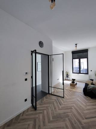 Maasstraat 43 - 2000 Antwerpen<br />-Stijlvol en energiezuinig herenhuis met ruime tuin en mogelijkheid tot vier slaapkamers, rustig gelegen aan de Dam op wandelafstand van Park Spoor Noord.<br />De woning verwelkomt u met een inkomhal met hoge plafonds en gastentoilet. De lichtrijke leefruimte met keramisch parket en elektrische rolluiken sluit aan op de volledig ingerichte open keuken met kwalitatieve Whirlpool-toestellen. Achter het kookfornuis is bovendien een gasaansluiting voorzien, waardoor de huidige keramische kookplaat eenvoudig vervangen kan worden door een gasfornuis. Houten werkblad met keramische look en charmante retro vloertegels. Via de keuken bereikt u de zonnige tuin van ca. 50 m² met terras.<br />Op de mezzanine bevindt zich de badkamer met dubbele lavabo, ligbad, Italiaanse inloopdouche en toilet, evenals een praktische wasruimte.<br />De eerste verdieping biedt een ruime slaapkamer van ca. 34 m² met toegang tot een tweede terras. Dankzij de twee toegangsdeuren kan deze kamer eenvoudig opgesplitst worden in twee kamers, waardoor een vierde slaapkamer mogelijk is.<br />Op de tweede verdieping bevinden zich nog twee ruime slaapkamers, allen afgewerkt met een mooie parketvloer. Verder beschikt de woning over een droge kelder van ca. 40 m². De uitstekende EPC-score, mede dankzij driedubbele beglazing, en de toekomstige ontwikkelingen rond de Oosterweelverbinding vormen extra troeven.