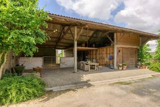 Mooie hoeve met ruime nieuwbouwwoning, schuur en stal op en met grond te koop te Aalter.<br />De hoeve is gelegen in agrarisch gebied op een perceel 7.641 m² in het mooie landelijke Lotenhulle.<br />De woning is casco afgewerkt, inclusief technieken en wordt reeds bewoond door de eigenaar die er ook een kinderopvang uitbaat.<br />Gezien er anders gebouwd is dan vergund, is regularisatie van de woning mogelijk door een koper landbouwer in hoofdberoep.<br />Er kan gekocht worden door een koper-landbouwer onder de opschortende voorwaarde van bekomen regularisatievergunning.<br />Zeer interessante eigendom voor wie creatief is!<br /><br /> 