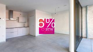 <span><span><strong>Geniet van 6% btw, ook interessant voor investeerders! Informeer naar de voorwaarden.</strong><br /><br />De Bonnefant, Wonen in het midden van de stad en toch omgeven door groen. Een iconisch gebouw op een centrale en culturele locatie waar er ruimte is voor luxe, een onvergetelijke woonervaring of zorgeloos wonen in een assistentiewoning. <br /><br />Tussen de gebouwen van De Bonnefant is een <strong>groene doorsteek</strong> gecreëerd die de Demerstraat rechtstreeks verbindt met het begijnhof. Gezellig vertoeven in één van de twee gemeenschappelijke binnentuinen of liever een barbecue met de buren? Bovendien hebben de terrassen geïntegreerde plantenbakken die zijn uitgerust met een automatisch beregeningssysteem. Een extra groene beleving is verzekerd.<br /><br />Het bestaande RTT-gebouw is volledig gerenoveerd met het behoud van de Hasseltse authenticiteit en verder uitgebreid met energiezuinige nieuwbouw. Parkeren in het centrum is geen evidentie maar toekomstige bewoners van De Bonnefant kunnen parkeren in de ruime ondergrondse parkeerplaats. Je kan ook je fiets kwijt in de fietsenstalling. <br /><br /></span></span>
<p><strong>ASSISTENTIEWONINGEN<br /></strong>Centraal gelegen of rust en persoonlijk comfort? In deze assistentiewoningen hoef je niet te kiezen. 1 of 2 slaapkamers, compact maar alle moderne comfort. Wonen zonder zorgen! Geniet van een uitgebreid pakket aan services en diensten van <strong>erkende zorgpartner</strong> <strong>Begralim</strong>. Zo staat er dag en nacht een <strong>hulpverlener</strong> klaar via een oproepsysteem en kan je een keer per week terecht bij de <strong>woningassistent</strong> voor al je zorgen. Je krijgt bovendien voorrang om te verhuizen naar het Hasseltse woon-en zorgcentrum Sint-Elisabeth. En dit alles voor een<strong> lage vaste dagprijs</strong><strong> van 3€</strong>.</p>
<p><strong>Investeren zonder zorgen</strong></p>
<p>Als investeerder hoef je je geen zorgen te maken over de uitbating van de assistentiewoningen. Die gebeurt door Begralim, een gekende naam in Hasselt. Indien gewenst, neemt Begralim de verhuring voor haar rekening. Later zelf nood aan een assistentiewoning? Dan ben jij natuurlijk verzekerd van een comfortabele assistentiewoning in De Bonnefant.</p>
<p>GENIET NU VAN <strong>6% btw</strong> (onder voorwaarden)</p>
<p>Enkele voordelen op een rijtje:<br />-slechts 12% btw op constructiewaarde (of *6% indien u als koper in aanmerking komt) <br />-vrijgesteld van onroerende voorheffing<br />-onmiddellijk bewoonbaar<br />-verhuur en dienstverlening via Begralim (https://begralim.be/)<br /><br /></p>
<span><strong>ASSISTENTIEWONING A3 AS 02</strong> - verdiep 3<br />- bewoonbare oppervlakte: 63,70 m²<br />- oppervlakte terras: 12,85 m²<br />- leefruimte met open keuken<br />- terras met zicht op de gezellige verkeersvrije Bonnefantensteeg<br />- slaapkamer met ensuite-badkamer<br />- berging<br /><br />Vermelde prijs is exclusief ondergrondse parkeerplaats en exclusief registratie, btw en notariskosten.<br /><br />Alle assistentiewoningen werden intussen volledig afgewerkt en zijn <strong>onmiddellijk bewoonbaar. </strong>Wij ontzorgen je ook voor <strong>de verkoop </strong>van je <strong>huidige woning</strong>! Voor meer uitleg helpen we je graag verder.<strong><br /></strong><br /></span>