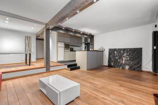 <p><strong>Karaktervolle loft met open indeling in hartje Antwerpen.</strong><br /><br /><strong>Indeling:</strong><br />Dit unieke loftappartement is gelegen in een charmante straat in het historische centrum van Antwerpen. Bij het betreden van het appartement komt u terecht in de ruime, lichtrijke leefruimte met prachtige authentieke elementen.</p>
<p>Aansluitend bevindt zich de volledig uitgeruste open keuken, voorzien van alle nodige toestellen en voldoende werk- en opbergruimte.</p>
<p>De open slaapkamer sluit rechtstreeks aan op de leefruimte en beschikt over kwalitatieve ingemaakte kasten. Verder vindt u de stijlvolle badkamer met een dubbele wastafel en een ruime inloopdouche. Het toilet is afzonderlijk voorzien.<br /><br /><strong>Bijzonderheden:</strong><br />EPC-score C.<br />Deels gemeubeld.<br />Maandelijkse provisie: €120 (verwarming appartement, onderhoud en elektriciteit van de gemeenschappelijke delen).<br /><br /><strong>Ligging:</strong><br />Gelegen op een absolute toplocatie in het historische centrum van Antwerpen, in een rustige straat op wandelafstand van de Grote Markt, de Groenplaats, de Scheldekaaien en het bruisende stadsleven. Winkels, gezellige restaurants, cafés en openbaar vervoer bevinden zich in de onmiddellijke omgeving, waardoor u geniet van alle troeven die de stad te bieden heeft.</p>