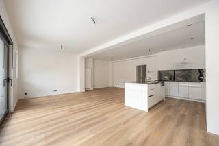 <p>Dit gebouw onderging zopas een volledige renovatie van kop tot teen rekening houdend met de actuele EPB-eisen voor een renovatie. Je kan dus zeker zijn dat je een zeer energiezuinig appartement zal huren. Er is een fietsenberging aanwezig in het gebouw. Het appartement is net klaar en werd bijgevolg nog niet bewoond sinds de renovatie!</p><p>Indeling: We betreden het appartement in een aangename inkomhal. Doorheen het appartement vinden we Coretec PVC vloer terug met de look van parket maar ook nog eens vochtbestendig en dempend. Vooraan zijn er 2 slaapkamers terug te vinden. Er is een ruime wasplaats met toilet en ruimte voor wasmachine en droogkast. De badkamer is ruim en voorzien van een inloopdouche, toilet, dubbele lavabo, handdoekradiator en verwarmde spiegel.</p><p>De leefruimte is zeer ruim en lichtrijk dankzij het grote schuifraam naar de tuin. De open keuken is voorzien van een stenen werkblad, enkele spoelbak, inductievuur, microgolf, oven, vaatwas en grote koelkast met vriesvak. Grootste troef is natuurlijk de mooie buitenruimte van 64 m² bestaande uit 29 m² terras met erachter tuin.</p><p>Bent u de eerste om dit appartement te betrekken na renovatie? Maak snel uw afspraak via 03/459.89.59 of tom@altro-vastgoed.be.</p>