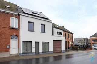 Bent u op zoek naar een instapklare woning op een centrale ligging in Lede? Deze woning werd in 2018 volledig gerenoveerd en biedt hedendaags...