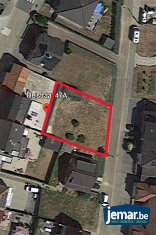 <p><span>In het rustige Genoelselderen, een deelgemeente van Riemst, vindt u deze bouwgrond voor open bebouwing met een oppervlakte van 4a36ca terug. De bouwgrond wordt verkocht met goedgekeurde plannen en ligt op enkele minuten verwijderd van de E313. In de nabije omgeving vindt u supermarkten, scholen en voorzieningen voor openbaar vervoer terug. Daarbij heeft de bouwgrond een centrale ligging t.o.v. omliggende gemeentes Bilzen-Hoeselt en Tongeren-Borgloon. </span></p><p><span> </span></p><p><span>Pluspunten van de bouwgrond:</span></p><p><span>- De bouwgrond wordt met goedgekeurde plannen verkocht; meer informatie hieromtrent kan u via onderstaande contactgegevens verkrijgen; </span></p><p><span>- de bouwgrond ligt in een residentiële woonwijk in het landelijke Genoelselderen; </span></p><p><span>- supermarkten, scholen en voorzieningen voor openbaar vervoer bevinden zich in de nabije omgeving; </span></p><p><span>- autosnelweg E313 op enkele minuten verwijderd.</span></p><p><span> </span></p><p><span>Afmetingen: </span></p><p><span>- Totale oppervlakte: 4a36ca; </span></p><p><span>- straatbreedte: 18,80 m;</span></p><p><span>- bouwbreedte: 12,00 m.</span></p><p><span> </span></p><p><span>Wenst u meer informatie te ontvangen? Neem dan gerust contact op via Mike@jemar.be of 0487 96 38 96.</span></p>