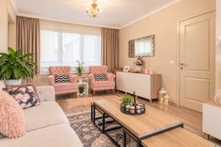 <p><span>Volledig gerenoveerde woning met 4 slaapkamers op ruim perceel van 1.037 m² in Sint-Niklaas</span></p><p><span>Op een rustige en aangename ligging in Sint-Niklaas bevindt zich deze volledig gerenoveerde woning met aanbouw, gelegen op een uitzonderlijk ruim perceel van maar liefst 1.037 m². De combinatie van een ruime woning, vier slaapkamers, een grote tuin en een uitstekende bereikbaarheid maakt dit een bijzonder interessante gezinswoning.</span></p><p><span>Bij het binnenkomen wordt u verwelkomd in een inkomhal die toegang geeft tot de verschillende leefruimtes. Vooraan bevindt zich een ruime voorplaats die naar eigen wens kan worden ingericht. Verder beschikt de gelijkvloerse verdieping over een apart toilet, een volledig ingerichte keuken voorzien van alle toestellen en een ruime living waar voldoende plaats is voor een comfortabele zithoek en eethoek. Dankzij de aanbouw beschikt de woning bovendien over extra leef- en gebruiksruimte. Aansluitend bevindt zich een praktische berging/wasplaats met toegang tot de bijzonder ruime tuin.</span></p><p><span>De eerste verdieping omvat maar liefst vier ruime slaapkamers, waardoor deze woning ideaal is voor gezinnen en bovendien heel wat mogelijkheden biedt voor een bureau, hobbyruimte of dressing. Daarnaast is er een volledig ingerichte badkamer.</span></p><p><span>De woning beschikt tevens over een ruime zolder die bereikbaar is vanuit de woning. Deze ruimte biedt nog heel wat extra mogelijkheden en kan, mits de nodige inrichting, perfect dienstdoen als bijkomende slaapkamer, hobbyruimte of polyvalente ruimte.</span></p><p><span>De woning werd volledig gerenoveerd en verkeert hierdoor in een instapklare staat. Met een EPC-label B en een conforme elektrische installatie zijn bovendien ook op energetisch en technisch vlak belangrijke troeven aanwezig.</span></p><p><span>Een absolute blikvanger is het grote perceel van 1.037 m², met een ruime tuin die volop mogelijkheden biedt voor gezinnen, ontspanning, spelende kinderen of liefhebbers van buitenruimte. Ook parkeergelegenheid vormt geen probleem dankzij de ruime mogelijkheden in de straat.</span></p><p><span>De woning is zeer rustig gelegen en bevindt zich toch op korte afstand van belangrijke invalswegen, waardoor zowel het centrum van Sint-Niklaas als de omliggende gemeenten vlot bereikbaar zijn.</span></p><p><span>Een ruime, volledig gerenoveerde woning met vier slaapkamers, extra mogelijkheden op zolder en een uitzonderlijk groot perceel. Een ideale gezinswoning voor wie ruimte, comfort en een rustige ligging wil combineren.</span></p><p><span> </span></p><p><span>Interesse? Neem contact op met Immo Twins voor meer informatie of een bezoek ter plaatse via 052/55.55.55 of </span><span><span>info@immotwins.be</span></span><span>.</span><span> </span></p><p><span>BEZOEKDAG OP 12/10/26 </span></p><p><span> </span></p><p><span> </span></p>