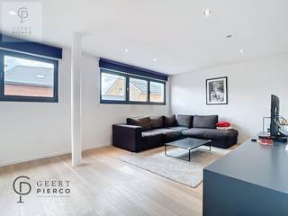 <p><strong>Ben jij klaar om verliefd te worden op een appartement? </strong><br /><br />In het gezellige Attenhoven wacht een verborgen parel geduldig op zijn nieuwe eigenaar. Misschien wel op jou?<br />De locatie zet meteen haar beste beentje voor. Leuven bereik je in ongeveer 25 minuten, Brussel in een kleine 35 minuten en dankzij de vlotte aansluiting op de E40 en E314 ben je altijd snel onderweg. Handig, toch?<br />Maar eerlijk? De echte charme ontdek je pas ter plaatse.<br />Dit appartement speelt namelijk niet volgens de regels van een doorsnee appartementsgebouw. Geen drukke residentie, geen eindeloze vergaderingen en geen syndicuskosten die stiekem met je budget flirten. Hier geniet je van vrijheid, rust en zelfstandigheid.<br />Het appartement bevindt zich boven een perceel met garages, waardoor je heerlijk op jezelf bent.<br />Al bij het binnenkomen voel je dat dit geen alledaagse woning is. De inkomhal geeft een eerste indruk die nieuwsgierig maakt naar meer. En geloof ons: het appartement stelt niet teleur.<br />De gezellige leefruimte met geïntegreerde keuken vormt het kloppende hart van de woning. Het warme parket zorgt voor een sfeer waarin je spontaan langer wilt blijven hangen. De stijlvolle badkamer met inloopdouche, het aparte toilet, de twee ruime slaapkamers en het aangename terras maken het plaatje compleet.<br />Alsof dat nog niet genoeg is, beschik je beneden ook nog over een handige berging én toegang tot twee garages. Ja, twee.           <br />Sommige appartementen doen hun best met één parkeerplaats, dit appartement doet gewoon nét dat beetje meer. <br />Ook op energetisch vlak liggen er nog mooie kansen. Met extra isolatie en zonnepanelen geef je het EPC-attest moeiteloos een flinke opwaardering.<br />Wij waren alvast onder de indruk van de charme, de rust en het karakter van deze woning. Maar wees gewaarschuwd: eenmaal je binnen bent geweest, wordt het moeilijk om niet aan dit appartement te blijven denken...<br />Kom zelf ontdekken waarom.<br />Mail vandaag nog naar<strong> info@pierco.be  </strong>en plan je bezoek.</p>