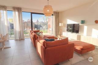 <p><span>RUSTIG WONEN NABIJ HET CENTRUM VAN OVERPELT</span></p><p><span> </span></p><p><span>In een nieuwe verkaveling, gelegen aan de rand van het centrum van Overpelt, vinden we de  Worterveldstraat terug, waar wij ter hoogte van nummer 15 deze leuke woning aantreffen.</span></p><p><span> </span></p><p><span>Deze woning werd gebouwd in 2022 op een onderhoudsvriendelijk perceel van 2are 60ca.</span></p><p><span>Deze woning is klaar voor de toekomst door de aanwezigheid van de modernste technieken zoals zonnepanelen, vloerverwarming, ventilatiesysteem, …</span></p><p><span> </span></p><p><span>We betreden de woning via de inkomhal, waar we een apart toilet terugvinden. Verder komen we in de ruime en lichtrijke leefruimte met open keuken en aansluitende berging.</span></p><p><span>De trap brengt ons naar de eerste verdieping waar we een nachthal, 3 slaapkamers, een berging, een apart toilet en een badkamer kunnen terugvinden.</span></p><p><span> </span></p><p><span>Bijkomend kan men genieten van een volledig omheinde tuin en een aangenaam terras.</span></p><p><span> </span></p><p><span>De wagen kan u parkeren op de gemeenschappelijke parking gelegen langs het gebouw.</span></p><p><span> </span></p><p><span>KORT SAMENGEVAT:</span></p><p><span>Vraagprijs: € 345.000,00</span></p><p><span>Verkoop onder registratierechten (2 of 12%)</span></p><p><span> </span></p><p><span>Op dit moment is de woning verhuurd, ideaal als investering of voor eigen bewoning.</span></p><p><span> </span></p><p><span>Opzoek naar een instapklare woning?</span></p><p><span>Maak een afspraak om deze woning te ontdekken 078 78 30 39 – <span>info@canius.be</span></span></p><p><span> </span></p><p><span>*Deze gegevens zijn louter ter informatieve titel. De vermelde oppervlaktes zijn slechts indicatie. Canius Real Estate kan niet verantwoordelijk gesteld worden voor de juistheid van de aan haar verstrekte gegevens. </span></p><p><span> </span></p><p><span> </span></p>