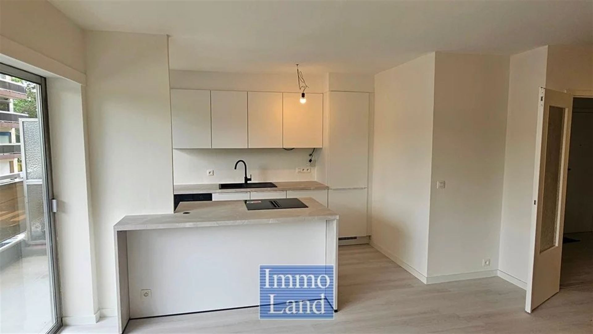 Modern appartement met 2 terrassen gelegen met aan het Sint Katarinaplein. (Meer info op www.immoland.com)  - foto 4