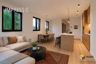<p><span>Nieuwbouwappartement (81 m²) met 2 slaapkamers en zuid-georiënteerd terras (6 m²) in Antwerpen (2020).</span></p><p><span> </span></p><p><span>Het pand is gelegen op de hoek van twee eenrichtingsstraten. Er is een ruim aanbod aan bussen en trams beschikbaar en ook aan velo-stations is er geen gebrek in de nabije omgeving. Verder bereik je de oprit tot de snelweg in slechts enkele minuten.</span></p><p><span> </span></p><p><span>Het hoekappartement maakt deel uit van een nieuwbouwproject bestaande uit vier appartementen en wordt verkocht onder standaard registratierechten zijnde 2 of 12%! Het is gelegen op de derde verdieping. Er is een lastenboek aanwezig en bij voltooiing van het project zal het appartement over een uiterst gunstige EPC-score A beschikken. Het appartement zal voorzien worden van een warmtepomp, vloerverwarming, ventilatiesysteem D, en zonnepanelen met 1.500 Wp (+- 1.275 kWh per jaar). De buitenmuren worden geïsoleerd met 14cm PUR, de vloerisolatie met 10cm gespoten PUR, dakisolatie 16cm PUR (platte daken) en 22cm minerale wol (tussen balken, hellende daken). Het buitenschrijnwerk wordt uitgevoerd in aluminium Reynaers. </span></p><p><span> </span></p><p><span>Het appartement heeft een mooie oppervlakte van 81 m² en heeft een gunstige indeling. De leefruimte met open keuken is 35 m² groot en je geniet hier van veel lichtinval dankzij de ligging in de hoek van het gebouw. Van hieruit heb je ook toegang tot het zuid-georiënteerde terras (6 m²). Verder zijn er twee volwaardige slaapkamers van 11 m² en 15 m² aanwezig en ook beschikt het appartement nog over een badkamer van 4 m², een aparte wc en aparte berging (4 m²).</span></p><p><span> </span></p><p><span>Ben je op zoek naar een appartement waarin je zonder zorgen je intrek kan nemen? Mis deze kans niet! Bewoonbare opp. 81 m² ref.: bruto vloeropp. EPC. Voor meer info of een gratis schatting surf naar </span><span><span>www.hansimmo.be</span></span><span><br /><br /></span></p><p><span><br /><br /></span></p>