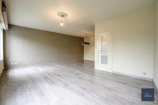 Dit instapklaar duplex appartement (residentie Rietgracht) met privé ingang werd gebouw in het jaar 1986. Het appartement heeft vooraan een mooi zicht op het Maurice Claeysplein. Achteraan kan je genieten van het zonneterras. Dit goed onderhouden appartement is gelegen nabij tal van winkels en ook het openbaar vervoer is vlakbij de deur. In 2019 werden heel wat zaken vernieuwd zoals de keuken en de badkamer. Binnengekomen hebben we de centrale hal; bovengekomen op het verdiep is er de leefruimte met zit en eetplaats en achteraan de volledig geinstalleerde keuken nabij het zonneterras. Ook op dit verdiep is er een gastentoilet. Op het 2de verdiep is er de masterbedroom met achterliggende 2de kamer. Er is een derde kamer waar op heden een sauna staat. Deze kamer kan dienen als bureau of extra berging. De badkamer is voorzien van inloopdouche, lavabotafel en toilet. Interesse? Mail dan naar alain@makelaarshuys.be of bel op 0468 25 48 91