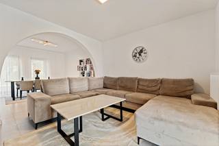 <p><span>Knappe woning 198m² met 3 slaapkamers + ruime zolder te Beverlo.</span></p><p><span> </span></p><p><span>Belangrijkste troeven: </span></p><p><span>- Centrale ligging</span></p><p><span>- Kwalitatief afgewerkt</span></p><p><span>- Verrassend ruim</span></p><p><span>- Tuin</span></p><p><span>- Zonnepanelen</span></p><p><span>- Garage inpandig</span></p><p><span> </span></p><p><span>Bekijk zeker ook de grondplannen met de afmetingen. Zo krijgt u van thuis uit al een perfect beeld van wat deze woning te bieden heeft!</span></p><p><span> </span></p><p><span>Wenst u meer info of een vrijblijvende bezichtiging, contacteer dan ons kantoor op het nummer 011 85 15 15 en wij helpen u graag verder.</span></p>