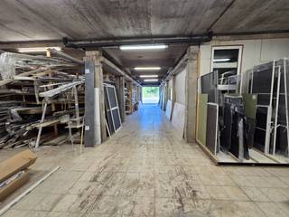 Magazijn van 220m² op commercieel centrum Pottelberg, met mogelijkheid tot twee bureau's. Automatische poort +/-2m80 hoog, sanitair blok...