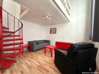 Gezellige duplex-studio in het historisch centrum van Antwerpen<br /><br />Deze charmante duplex-studio, gelegen in het hart van het historisch centrum van Antwerpen, biedt een ideale woonplek voor wie op zoek is naar comfort en stadsleven.<br /><br />Bij binnenkomst kom je in de inkomhal, waar een apart toilet en een berging met wasmachine en droogkast voorzien zijn. De woonkamer met grote ramen zorgt voor een aangename lichtinval en staat in directe verbinding met de open keuken, die is uitgerust met een kookplaat, afzuigkap, oven en koelkast.<br /><br />Een trap leidt naar de bovenverdieping, waar je de slaapkamer vindt, voorzien van voldoende ruimte voor een tweepersoonsbed en opbergmogelijkheden. Aansluitend bevindt zich een zeer ruime badkamer met een douche, wastafel, toilet en spiegelkast.<br /><br />Dankzij de centrale ligging woon je op wandelafstand van winkels, restaurants, openbaar vervoer en culturele hotspots, terwijl je toch geniet van een rustige woonomgeving. Ideaal voor wie het beste van Antwerpen wil ervaren!<br /><br />Dit appartement is geschikt voor maximum 2 personen en beschikbaar per 1 mei.