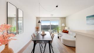 Fantastisch gelegen appartement met een panoramisch open zicht over de jachthaven en de aangemeerde zeilboten van Zeebrugge. Zonder twijfel één van de mooiste locaties aan onze kust en dit in combinatie met een perfecte oriëntatie richting het zuiden. Het appartement beschikt over 2 slaapkamers en een leuk terrasje aan de voorzijde.<br /><br />Bovendien geniet het appartement van een energielabel A en een conforme elektriciteitskeuring.<br />Kortom: volledig instapklaar en mee met de hedendaagse normen.<br /><br />Indeling:<br />Inkomhal met ingebouwde vestiaire en gastentoilet, een sfeervolle woonkamer met een massief parket, een ingerichte open keuken, een verzorgde badkamer en 2 slaapkamers.<br />Private kelderberging inbegrepen in het gebouw.<br /><br />Zonder twijfel een topper in zijn soort.<br /><br />Meer informatie of een vrijblijvend bezoek?<br />Contacteer Sacha Vanrafelghem op GSM 0487/43.79.10.