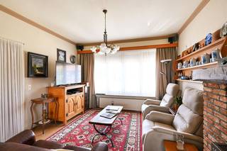 - Bekijk www.koosi.be voor een volledige omschrijving van dit eigendom. -In een rustige woonwijk, nabij winkels, groen en belangrijke invalswegen, bevindt zich deze bel-etagewoning met 3 slaapkamers.Deze woning, gelegen aan de Warschaustraat 15, werd gebouwd in 1973 op een perceel van 204 m² en beschikt over een bewoonbare oppervlakte van 174 m².Indeling: inkomhal, inpandige garage, berging, veranda, woonkamer, keuken, gastentoilet, 3 slaapkamers en badkamer.Het eigendom werd doorheen de jaren steeds zorgvuldig onderhouden, al is een opfrissing en modernisering aangewezen om het volledig aan de hedendaagse woonnormen aan te passen.Dankzij de gunstige ligging, de praktische indeling en bewoonbare oppervlakte vormt deze woning de ideale gezinswoning voor wie op zoek is naar een comfortabele thuis met tal van mogelijkheden.- Interesse? Plan uw afspraak per mail naar stef@koosi.be -