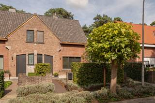 Koppelwoning in <strong>perfecte staat</strong> van onderhoud en erg mooi afgewerkt gelegen in het gewilde Mariaburg. <br /><br /><strong>Indeling:</strong><br />Gelijkvloers: Gezellige inkomhal, living met gashaard, eethoek en open keuken voorzien van alle toestellen, apart toilet, bijkeuken, berging.<br />1ste Verdieping: 3 slaapkamers en moderne douchekamer.<br /><br /><strong>Bijzonderheden</strong>:
<ul>
<li>Kelder.</li>
<li>Aparte garage in de tuin - 2 ruime zonneterrassen.</li>
<li>Nabij scholen, sportclubs, winkels, etc.</li>
</ul>