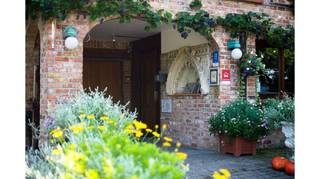 Dit West-Vlaams Charmehotel - Vakantiewoning met 10 kamers heeft een uitstekende en rustige ligging in Oudenburg op 12 km van Brugge, Oostende en...