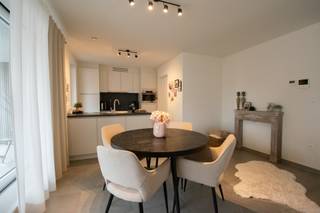 <p><span>Uitstekend gelegen nieuwbouw BEN appartement in het centrum van Stekene.  </span></p><p><span> </span></p><p><span>Dit betreft een nieuwbouw appartement met garage op een uitstekende locatie in het hartje van Stekene. </span></p><p><span>Het appartement is voorzien van alle hedendaags comfort en beschikt over een ruim privé terras. </span></p><p><span>De hedendaagse bouwstijl, de hoge afwerkingsgraad en de energiezuinigheid zijn slechts enkele van de vele troeven die dit appartement te bieden heeft.  </span></p><p><span> </span></p><p><span>INDELING</span></p><p><span> </span></p><p><span>Inkomhal met ruimte voor vestiaire. </span></p><p><span>Apart toilet. </span></p><p><span>Woonkamer met open keuken en toegang tot het terras. </span></p><p><span>Hedendaagse keuken, voorzien van alle comfort en met ontbijttoog. </span></p><p><span>Berging met o.a. aansluiting voor wasmachine &amp; droogkast. </span></p><p><span>Twee slaapkamers. (14m</span><span><sup>2</sup></span><span> &amp; 7m</span><span><sup>2</sup></span><span>)</span></p><p><span>Badkamer met inloopdouche en dubbele wastafel. </span></p><p><span>Ruim terras. (20m</span><span><sup>2</sup></span><span>)</span></p><p><span> </span></p><p><span>EXTRA</span></p><p><span>Vloerverwarming op warmtepomp.  </span></p><p><span>Kwalitatief afgewerkt. </span></p><p><span>Garagebox aanwezig.  </span></p><p><span>Lift aanwezig. </span></p><p><span>Gelegen in de dorpskern van Stekene. </span></p><p><span>€ 75 gemeenschappelijke kosten. </span></p><p><span>3 maanden huurwaarborg.</span></p><p><span> </span></p><p><span>Energielabel: E7 </span><span>􀀑􀀒􀀓􀀔􀀑􀀕􀀖􀀕􀀗􀀘􀀙􀀚􀀔􀀓􀀔􀀓􀀓􀀛􀀓􀀒􀀒􀀛􀀜􀀝􀀞􀀟􀀑􀀠􀀓􀀡􀀜􀀢􀀓􀀓􀀟􀀜􀀣􀀓􀀟􀀜􀀤􀀣􀀓􀀓􀀑􀀑􀀒􀀓􀀔􀀑􀀕􀀖􀀕􀀗􀀘􀀙􀀚􀀔􀀓􀀔􀀓􀀓􀀛􀀓􀀒􀀒􀀛􀀜􀀝􀀞􀀟􀀑􀀠􀀓􀀡􀀜􀀢􀀓􀀓􀀟􀀜􀀣􀀓􀀟􀀜􀀤􀀣􀀓􀀓</span></p><p><span>Unieke code: 46024-G-OMV_2020070667/EP14805/A001/D01/SD004</span></p>