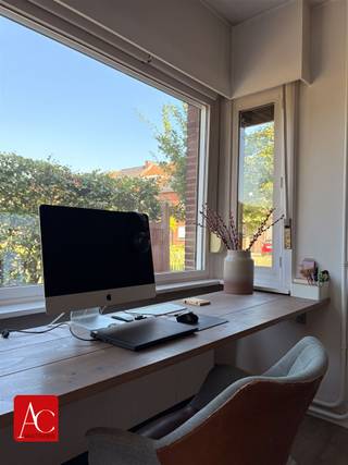 <p>Halfopen bebouwing met tuin en uitbreidingsmogelijkheden op 490 m² in Burcht</p><p>Op een mooi perceel van 490 m² bevindt zich deze halfopen bebouwing met heel wat mogelijkheden. De woning vormt een interessante basis voor wie op zoek is naar een eigendom die naar eigen smaak kan worden vernieuwd en verder ingericht.</p><p>Bij het betreden van de woning komt u in een aangename leefruimte met zithoek en eetplaats, met aansluitend de volledig uitgeruste keuken en wasberging met apart gastentoilet.<br />In de inkomhal bevindt zich ook de toegang tot de droge kelder;</p><p>Op de eerste verdieping vinden we 2 ruime slaapkamers terug en de gerenoveerde badkamer met inloopdouche, dubbele wastafel, toilet en handdoekradiator.<br />Via een vaste trap bereikt u de zolderverdieping, waar er mits de nodige inrichting en renovatiewerken de mogelijkheid bestaat om twee bijkomende slaapkamers te creëren. Hierdoor kan de woning uitgroeien tot een ruime gezinswoning met maar liefst vier slaapkamers.</p><p>Buiten wacht een aangename tuin waar vooral het open vergezicht voor een bijzonder gevoel van ruimte zorgt. <br />De woning wordt momenteel verwarmd via centrale verwarming op aardgas. Met een EPC-score van 477 kWh/m² jaar is er evenwel sprake van een renovatieplicht. Dit betekent dat de woning grondig kan worden aangepakt en gemoderniseerd, waarbij toekomstige eigenaars de kans krijgen om zowel het comfort als de energiezuinigheid aanzienlijk te verbeteren.</p><p>Tot slot dient rekening te worden gehouden met een erfdienstbaarheid die op de oprit zal worden gevestigd ten behoeve van het onderhoud en de bereikbaarheid van het achterliggende perceel.</p><p>Kortom, deze halfopen bebouwing combineert een ruime perceeloppervlakte, een mooie tuin met vergezicht en interessante uitbreidingsmogelijkheden. Dankzij de vaste trap naar de zolder, de mogelijkheid tot twee extra slaapkamers, de kelder en de oprit biedt de woning een stevige basis voor wie bereid is de handen uit de mouwen te steken en er een eigen, comfortabele thuis van te maken.</p><p>Maak vandaag nog uw afspraak om deze fantastische eigendom te kunnen bezichtigen.</p>