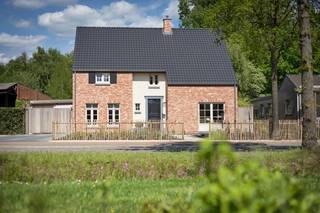 <br />Het huis wat we hier aanbieden is een ruime vrijstaande woning met een doordachte indeling, aangename leefruimtes en volop mogelijkheden om er uw eigen thuis van te maken.<br />Bij het binnenkomen geeft de inkomhal toegang tot de verschillende leefruimtes. De woning beschikt over een ruime, open leefruimte waarin keuken, eetplaats en zithoek mooi met elkaar verbonden zijn. Grote raampartijen zorgen voor een aangename lichtinval en versterken het gevoel van ruimte.<br />De open leefkeuken vormt het hart van de woning en sluit naadloos aan op de eet- en zithoek. Daarnaast is er op het gelijkvloers ruimte voorzien voor een afzonderlijke bureauruimte, ideaal als thuiswerkplek of hobbyruimte. Een praktische berging zorgt voor extra comfort en opbergruimte.<br />Op de verdieping bevinden zich drie volwaardige slaapkamers, aangevuld met een dressing bij de master bedroom en een ruime badkamer. Afhankelijk van uw wensen kunnen de ruimtes uiteraard anders worden ingedeeld of ingevuld.<br />Ook op het vlak van de buiten- en binnenafwerking zijn er tal van mogelijkheden. Van de indeling en afwerking tot de materiaalkeuzes: samen bekijken we hoe we de woning volledig kunnen afstemmen op uw wensen.<br />Energiezuinig en klaar voor jouw verhaal<br />Het ontwerp is voorzien met EPB-label A+, wat aansluit bij een hedendaags, energiezuinig woonconcept.<br />De woning kan zowel casco als volledig sleutel-op-de-deur worden gerealiseerd. Ook hier wordt samen bekeken welke afwerkingsgraad het beste aansluit bij uw verwachtingen.<br />jouw woning, jouw keuzes<br />Het voorgestelde ontwerp is dus vooral een inspiratie en vertrekpunt. Je hoeft zich niet vast te houden aan deze indeling of uitstraling. Wens je grotere leefruimtes, een andere kamerindeling, extra bergruimte, een andere keukenopstelling of specifieke afwerkingen? Dan bekijken we samen wat mogelijk is.<br />Je kiest de woning, wij zorgen ervoor dat ze wordt afgestemd op uw manier van wonen.<br />Dit project wordt aangeboden i.s.m. ERA Hasselt (An Keijers<br />Meer info bel bouwadviseur Benjamin voor een vrijblijvende afspraak via 011/450 280<br /><br />SLEUTEL-OP-DE-DEUR WAT HOUDT DAT JUIST IN?<br />Ruwbouw winddicht<br />Sanitaire leidingen (inclusief hergebruik van regenwater)<br />Elektriciteit<br />verwarming via warmtepomp met vloerverwarming<br />Pleisterwerken<br />Isolatiewerken en chape<br />EPB berekening<br />Ventilatiesysteem D+ <br />Keuken<br />Sanitaire toestellen<br />Tegelvloeren op het gelijkvloers en in de badkamer<br />Binnendeuren in grondlaag<br />Trap in hout<br />Voegwerken<br />Zonnepanelen<br />Kostprijs architect en veiligheidscoördinatie incusief<br /><br />Prijs SLEUTEL-OP-DE-DEUR<br />€495.800 excl. kosten op grond en constructie<br />€589.500 Incl. kosten op grond en constructie