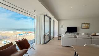 Res. One Carlton.<br />Exclusief appartement met 3 slaapkamers gelegen in het gekende gebouw residentie One Carlton, gelegen op de westzijde van het Albertplein, aan Zeedijk-Het Zoute. <br />Dit apartement omvat inkom met vestiaire. Lichtrijke woonkamer met zeer minimalistische ramen waardoor het appartement geniet van een spectaculair zeezicht. Open keuken met alle comfort. De leefruimte geeft uit op een zonovergoten terras, dat deels overdekt is. <br />Master bedroom met ingemaakte kasten en aanpalende badkamer met inloopdouche. Daarnaast bevinden zich in dit appartement nog 2 volwaardigde slaapkamers, voorzien van ingemaakte kasten. 2e goed gepositioneerde badkamer. <br />Mogelijkheid tot aankopen van een ruime garagebox op het niveau -1 in de residentie. Concierge. Deze residentie beschikt over zijn eigen zwembad, welness en fitness. <br />Combineer het best van beide werelden met een zonovergoten appartement dat profiteert van zeezicht! <br />Ref. A720 