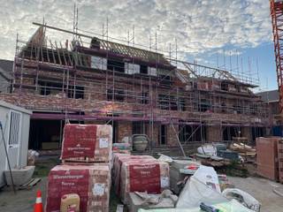 Laatste appartementen in deze residentie te koop! <br />Residentie KASTEELPARK ZUID , deze residentie ligt in het hartje van Berlare, 100 meter ten zuiden van het openbaar Kasteelpark, een locatie gelegen tussen de winkels en de kerk waardoor u werkelijk alles op wandelafstand heeft! Het leuke van dit gebouw is dat het achteraan zijn toegang heeft gevonden in een veilig geluid & verkeersarm straatje! Zowel de grote terrassen, de privatieve tuintjes alsook de garages kennen een mooi open zicht in het groen! De buitengevels van deze residentie zullen worden opgetrokken in een karaktervolle authentieke tijdloze landelijke bouwstijl. Hier zijn zowel 1, 2 alsook 3-slaapkamer appartementen voorzien van zeer veel lichtinval! Het aangename van deze instapklare BEN- appartementen is dat de afwerking in samenspraak met de verkoper gebeurt en hiervoor zijn budgetten bepaald in het lastenboek. M.a.w. : droomt u van uniek en energiezuinig te wonen zowel qua ligging als appartement in een prachtig concept dan is dit beslist iets voor u ! Graag stellen wij u vrijblijvend alle plannen voor van deze allernieuwste parel “Residentie KASTEELPARK ZUID” . Voor meer informatie of een afspraak kan u ons bereiken op 052/41.41.94 of mailen naar info@rosiersderidder.be<br /><br />Referentie: 5247
