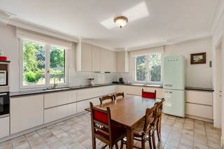 Het geheel bestaat uit twee afzonderlijke percelen: een <span>karaktervolle villa </span>op 13 are 39 ca en een <span>uniek bouwperceel </span>van 20 are 59 ca, met eigen toegang via de Hertogenlaan. Een zeldzame combinatie die tal van mogelijkheden biedt.<br />De <span>villa</span>, opgetrokken in een charmante <span>Franse stijl</span>, verwelkomt u via een ruime inkomhal met elegante draaitrap en ingemaakte vestiairekasten. De statige leefruimte met haard sluit aan op de veranda en geniet van een aangenaam zicht op het groen.<br />De recent vernieuwde leefkeuken vormt het hart van de woning en biedt veel ruimte en comfort, aangevuld met een praktische berging.<br />Op de eerste verdieping bevinden zich vier ruime slaapkamers en een badkamer. De zolder zorgt voor extra bergruimte.<br />Ook praktisch heeft deze woning heel wat te bieden. Ze is volledig onderkelderd en beschikt over een garage voor twee wagens, verschillende ruime bergplaatsen en een kruipkelder. Het dak werd in 2017 volledig gerenoveerd en geïsoleerd. Asbestveilig.<br />Een absolute meerwaarde van deze eigendom is het achterliggende <span>bouwperceel </span>, bereikbaar via de Hertogenlaan. Bouwgronden van dit formaat zijn bijzonder schaars (lees : onbestaande)  in Linden.<br />Het perceel combineert een uitstekende zuidoriëntatie met een indrukwekkende straatbreedte van maar liefst 39 meter en een perceeldiepte van ca. 48 meter. Hierdoor zijn er bijzonder mooie mogelijkheden voor de realisatie van een ruime vrijstaande woning.<br />Bouwvoorschriften:<br />bouwvrije zijdelingse strook: 8 m<br />maximale bouwdiepte: 18 m<br />bouwbreedte: minimaal 14 m en maximaal 22 m<br />maximale kroonlijsthoogte: 5,9 m vanaf het normale grondpeil<br />Een unieke opportuniteit voor wie royaal en rustig wil wonen in één van de meest geliefde residentiële omgevingen nabij Leuven, mét een uitzonderlijk bouwperceel als extra troef.<br /><br />Voor meer info kan u mij bereike via ludovic@immojanstas.be of 0496/522123.<br /><br />Bijkomende info (EPC, bodemattest, elektriciteitsattest, enz...) kan U hier downloaden ↓