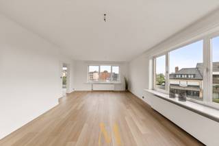Dit recent volledig vernieuwde hoekappartement op de tweede verdieping combineert ruimte, licht en hedendaags wooncomfort met een centrale ligging in Waregem. Winkels, openbaar vervoer, horeca en het park bevinden zich op wandelafstand, waardoor u geniet van alle dagelijkse voorzieningen binnen handbereik.<br /><br />Bij het binnenkomen wordt u verwelkomd in een ruime inkomhal die toegang biedt tot de lichtrijke leefruimte. Dankzij de hoekligging en de grote raampartijen baadt het appartement de hele dag in het natuurlijke licht. De aparte keuken beschikt over een gezellig terras en een praktische berging met aansluiting voor een wasmachine en droogkast.<br /><br />Verder beschikt het appartement over twee ruime slaapkamers, waarvan één toegang geeft tot een tweede terras. De badkamer is uitgerust met een lavabo en een ligbad met douchefunctie. Bovendien beschikt u over een privatieve kelderberging voor extra opbergruimte.<br /><br />Voor de deur zijn ruime gratis parkeermogelijkheden beschikbaar, zodat u steeds vlot kunt parkeren.<br /><br />Troeven
<ul>
<li>Recent volledig vernieuwd</li>
<li>Twee terrassen</li>
<li>Conforme elektrische installatie</li>
<li>Energiezuinig met EPC-label B</li>
<li>Privatieve kelderberging</li>
</ul>
<br />Interesse of een bezoek?<br />Contacteer Maxime Vanneste via 0498 44 78 00 of info@maximevanneste.be